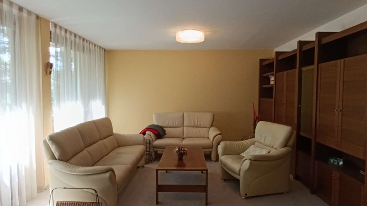 Wohnen im Grünen ! Familienfreundliche und großzügige Wohnung, zentral im Waldpark