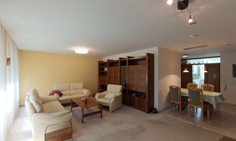 Wohnen im Grünen ! Familienfreundliche und großzügige Wohnung, zentral im Waldpark