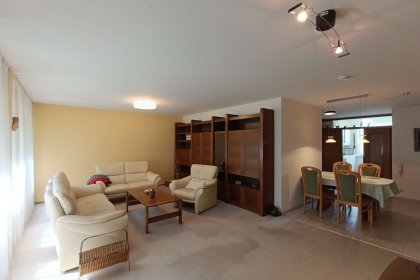 Blick v. Wohnzimmer r. Esszimmer u. Eingangsbereich