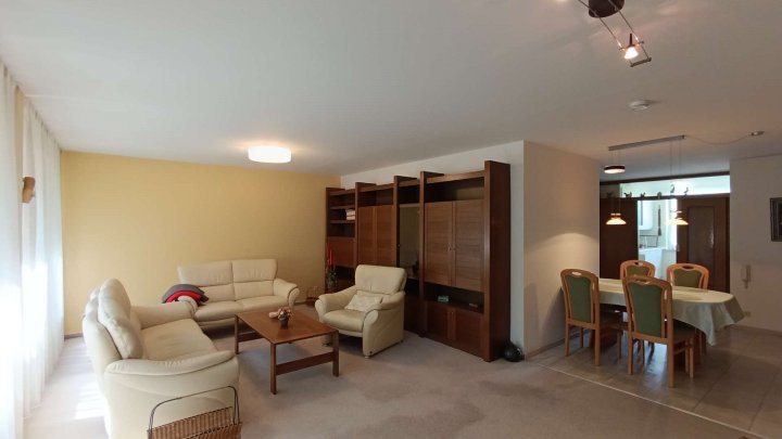 Wohnen im Grünen ! Familienfreundliche und großzügige Wohnung, zentral im Waldpark