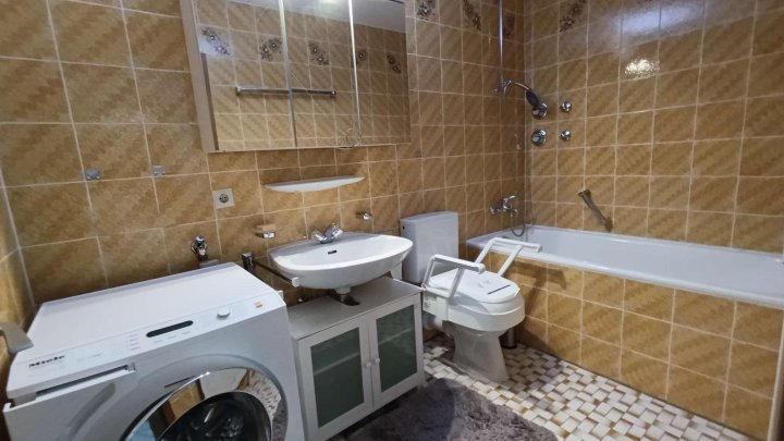 Wohnen im Grünen ! Familienfreundliche und großzügige Wohnung, zentral im Waldpark