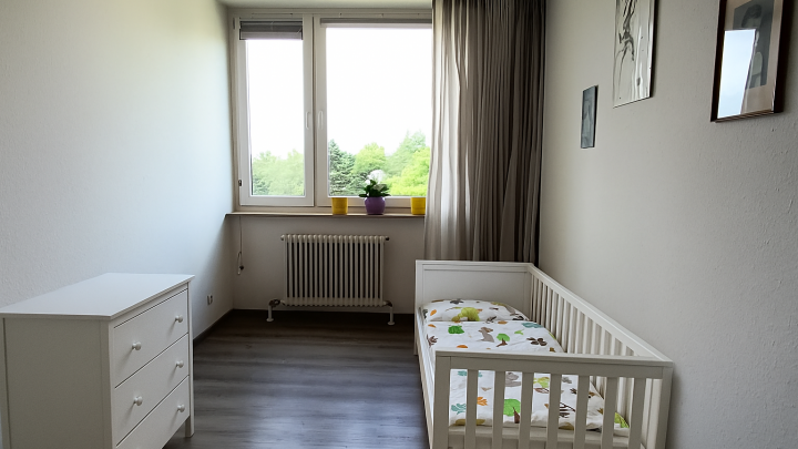 Wohnen im Grünen ! Familienfreundliche und großzügige Wohnung, zentral im Waldpark