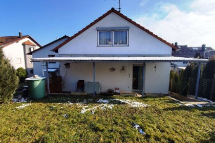 Rückansicht mit Garten und Terrasse.