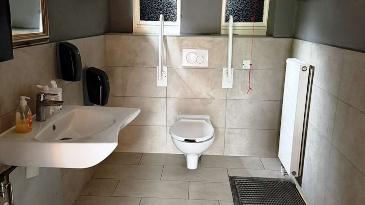 Vielseitiges Objekt / Vereinsheim mit Wohnung in toller Aussichtslage