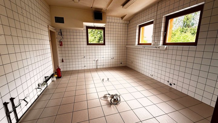 Vielseitiges Objekt / Vereinsheim mit Wohnung in toller Aussichtslage