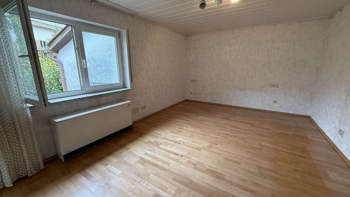 Potenzial ohne Ende! Großes Einfamilienhaus mit Werkstattgebäude, Garage & Garten