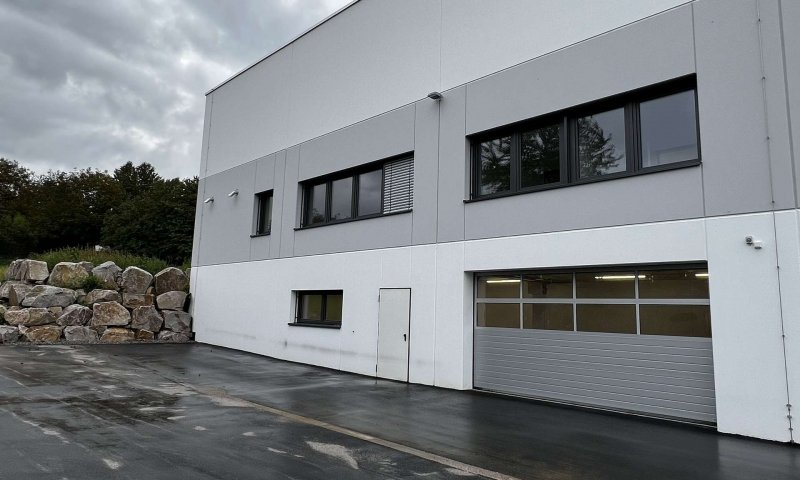 Moderner Büro/Lagerraum mit elektr. Rolltor und Starkstrom in Walzbachtal zu vermieten!