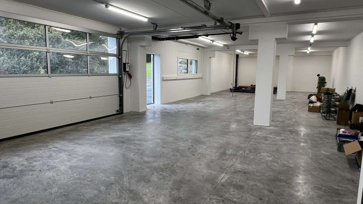 Moderner Büro/Lagerraum mit elektr. Rolltor und Starkstrom in Walzbachtal zu vermieten!