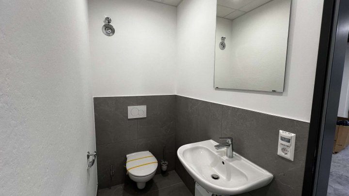 Moderner Büro/Lagerraum mit elektr. Rolltor und Starkstrom in Walzbachtal zu vermieten!