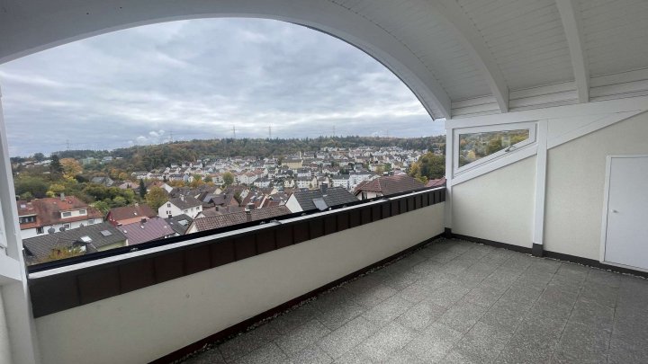 Hochwertig renovierte 2,5-Zimmer-Wohnung mit großer Loggia, Einbauküche und Toplage in Ispringen