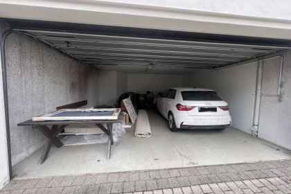Garagenstellplatz mit elektrischem Tor
