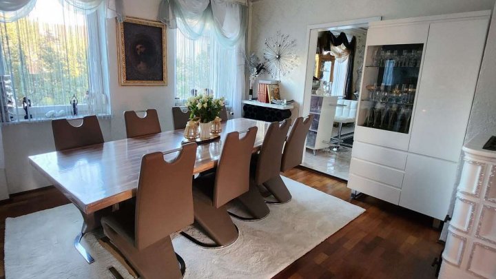 Mehrgenerationenhaus der Träume mit gut vermieteter Gewerbeeinheit!