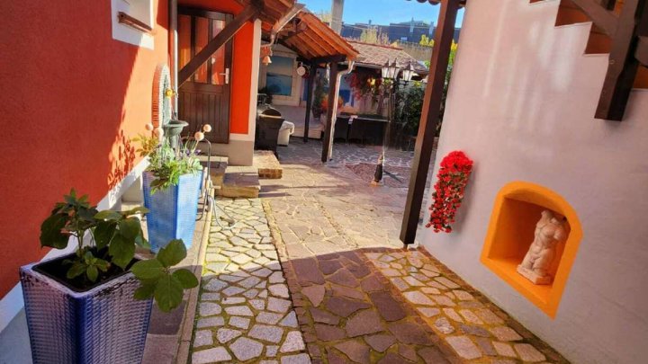 Mehrgenerationenhaus der Träume mit gut vermieteter Gewerbeeinheit!