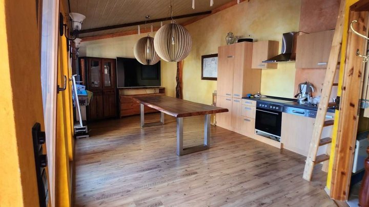 Mehrgenerationenhaus der Träume mit gut vermieteter Gewerbeeinheit!