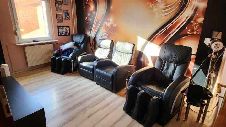 Mehrgenerationenhaus der Träume mit gut vermieteter Gewerbeeinheit!