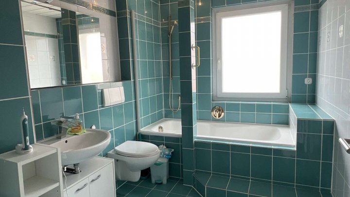 Mehrgenerationenhaus der Träume mit gut vermieteter Gewerbeeinheit!