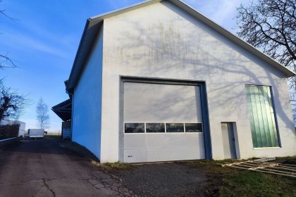 Vorderansicht mit Auffahrt