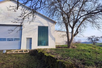 Vorderansicht mit Feld