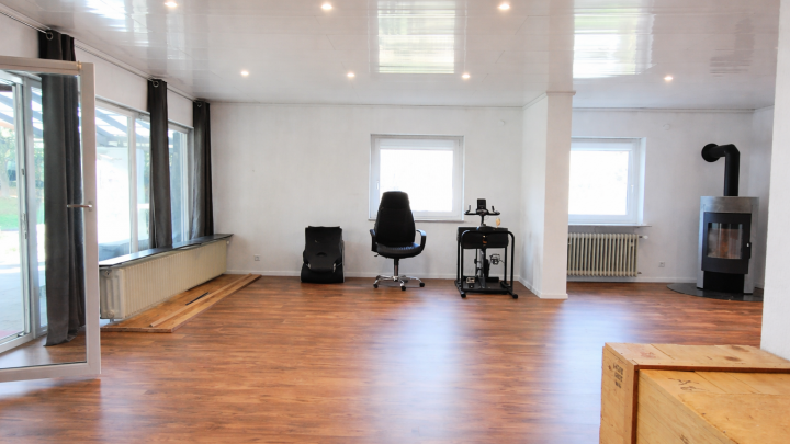 Einmalige Gelegenheit: Mehrfamilienhaus mit 4 Garagen, Werkstatt, Sauna & Garten