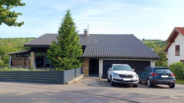 großes Haus mit 3 Einheiten mit weitläufigem Grundstück und zahlreichen Nutzungsmöglichkeiten