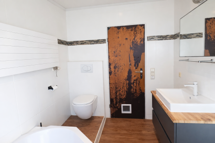 Bad mit Dusche und Wanne EG