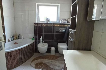 Bad mit Wanne und Dusche UG