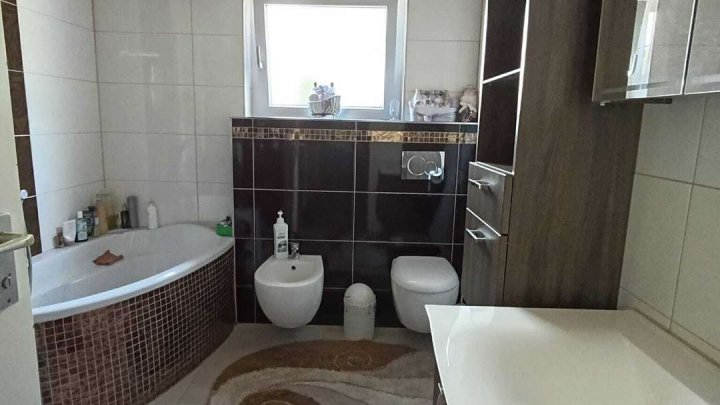 großes Haus mit 3 Einheiten mit weitläufigem Grundstück und zahlreichen Nutzungsmöglichkeiten