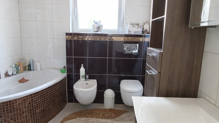 Einmalige Gelegenheit: Mehrfamilienhaus mit 4 Garagen, Werkstatt, Sauna & Garten