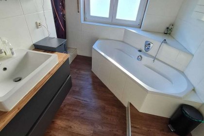 Bad mit Dusche und Wanne