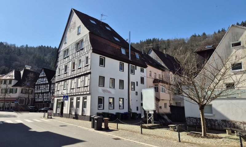 Schöne 4-Zimmer Wohnung; einziger Nachteil: viertes Obergeschoss - ohne Aufzug