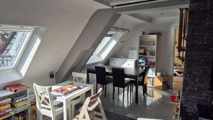 Schöne 4-Zimmer Wohnung; einziger Nachteil: viertes Obergeschoss - ohne Aufzug