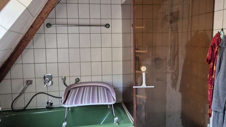 Schöne 4-Zimmer Wohnung; einziger Nachteil: viertes Obergeschoss - ohne Aufzug