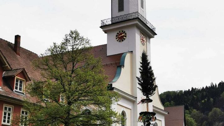 Schöne 4-Zimmer Wohnung; einziger Nachteil: viertes Obergeschoss - ohne Aufzug