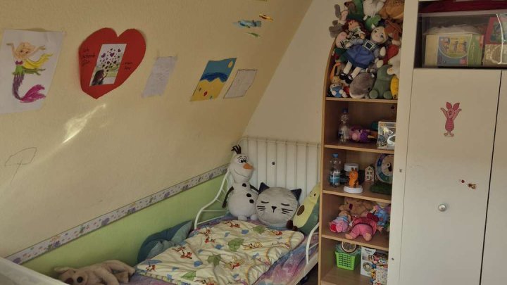 Schöne 4-Zimmer Wohnung; einziger Nachteil: viertes Obergeschoss - ohne Aufzug