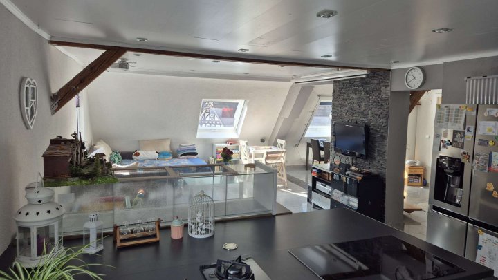 Schöne 4-Zimmer Wohnung; einziger Nachteil: viertes Obergeschoss - ohne Aufzug