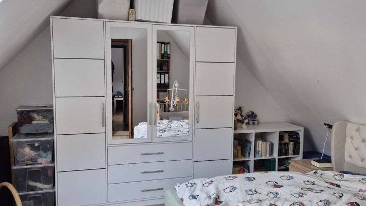 Schöne 4-Zimmer Wohnung; einziger Nachteil: viertes Obergeschoss - ohne Aufzug