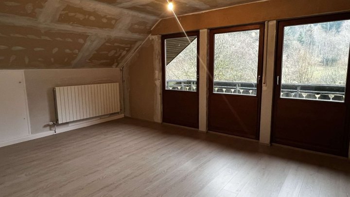 Für Naturliebhaber, freistehendes Haus in herrlicher Lage mitten im Wald. Fast autark