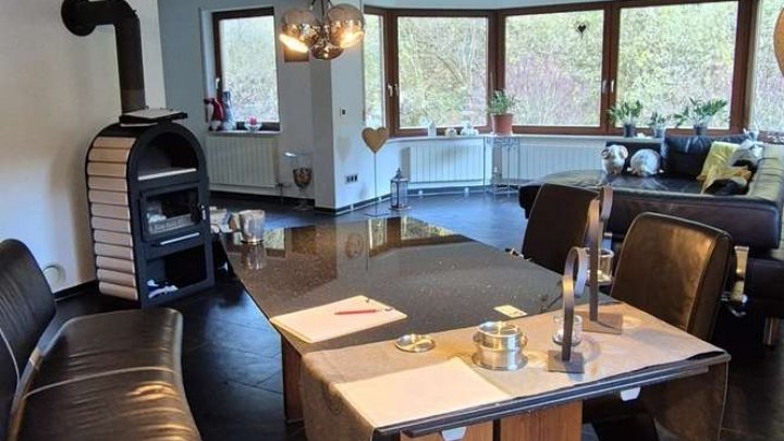 Für Naturliebhaber, freistehendes Haus in herrlicher Lage mitten im Wald. Fast autark