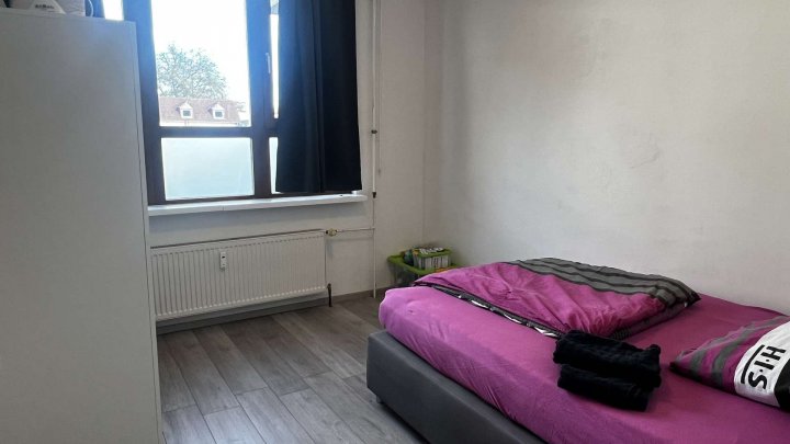 Sehr großzügige 5 Zimmer Wohnung im Hinterhof mit Stellplatz zu verkaufen!