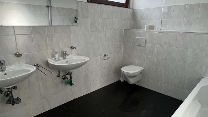 Sehr großzügige 5 Zimmer Wohnung im Hinterhof mit Stellplatz zu verkaufen!