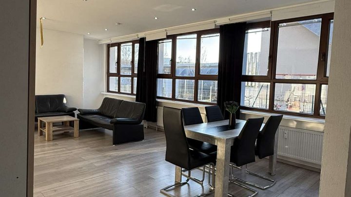 Sehr großzügige 5 Zimmer Wohnung im Hinterhof mit Stellplatz zu verkaufen!