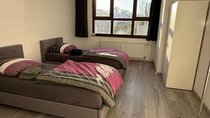 Sehr großzügige 5 Zimmer Wohnung im Hinterhof mit Stellplatz zu verkaufen!