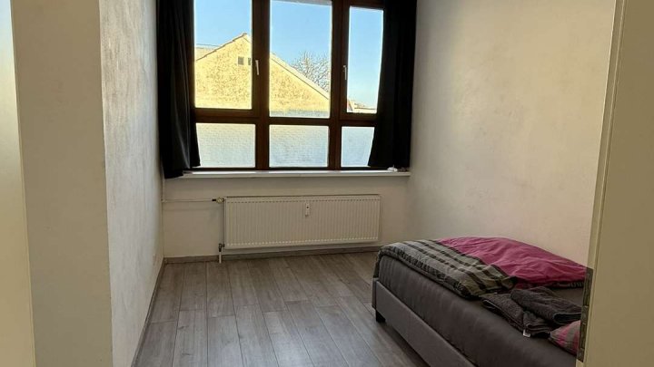 Sehr großzügige 5 Zimmer Wohnung im Hinterhof mit Stellplatz zu verkaufen!