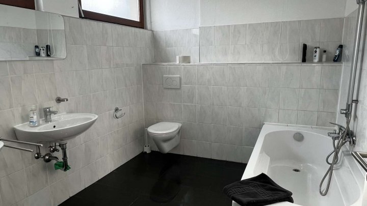 Sehr großzügige 5 Zimmer Wohnung im Hinterhof mit Stellplatz zu verkaufen!