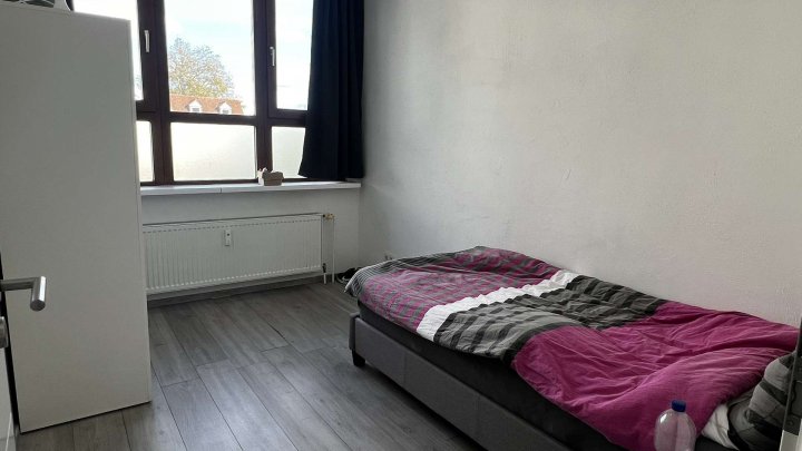 Sehr großzügige 5 Zimmer Wohnung im Hinterhof mit Stellplatz zu verkaufen!