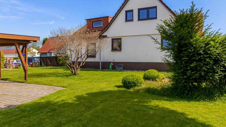 Raum für Ideen: Doppelhaushälfte mit Bauplatz, großem Garten und Garage