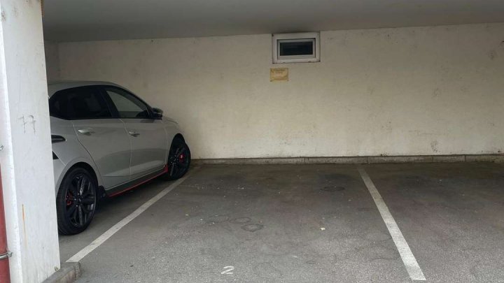 Zentrumsnahe 2-Zi.-ETW mit EBK, Balkon und Carport