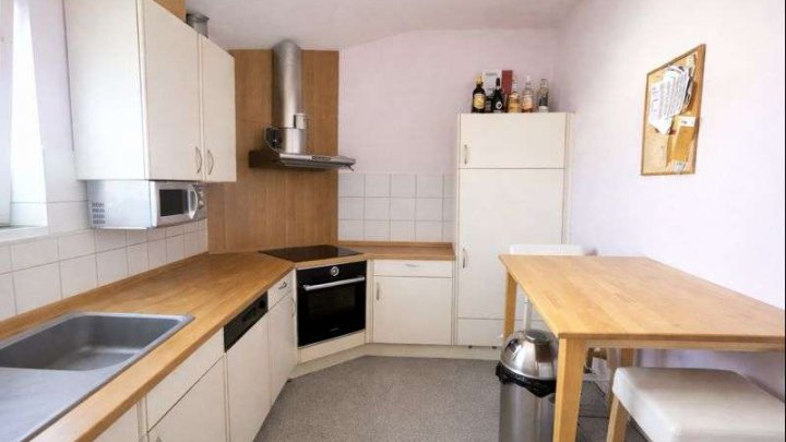 Wohnen über den Dächern: Helle 2-Zimmer-Wohnung mit Dachterrasse und Tiefgarage in Bestlage