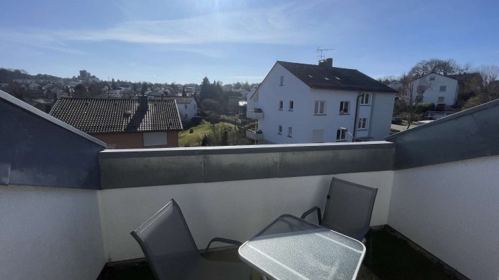 Wohnen über den Dächern: Helle 2-Zimmer-Wohnung mit Dachterrasse und Tiefgarage in Bestlage