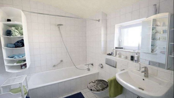 Wohnen über den Dächern: Helle 2-Zimmer-Wohnung mit Dachterrasse und Tiefgarage in Bestlage